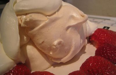 Meringues, crème et fraises