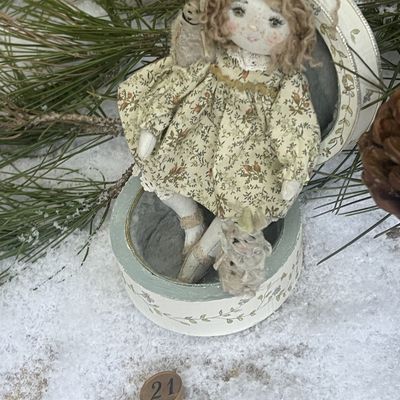 Poupette dans son petit coffret (15cm)