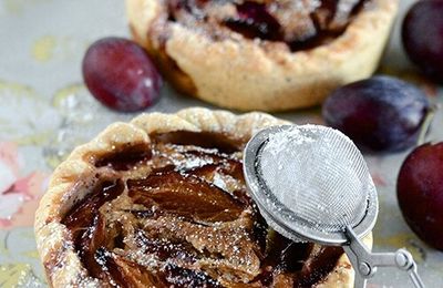 La tarte prunes et crème noisette