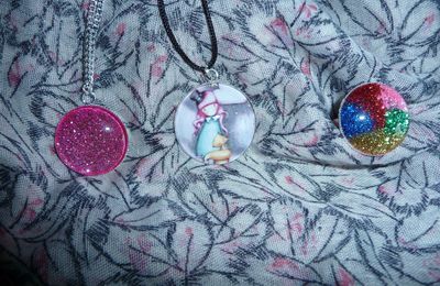 Pendentifs cabochons et une bague.