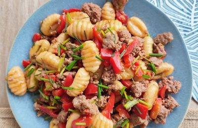 GNOCCHIS POÊLÉS AUX POIVRONS ROUGES ET BOEUF HACHÉ