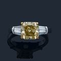 Bague en or gris ornée d'un diamant jaune «Fancy Intense Yellow» de forme carré épaulé de diamants baguettes