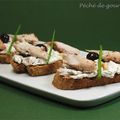 Marmelade de maquereaux aux olives et aux pignons sur croquants aux noix