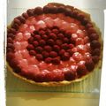 Tarte crème pistache et mousse framboises