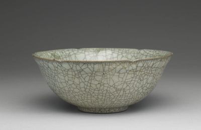 Bowl with hibiscus-shaped rim in green glaze, Ge ware, Southern Song-Yuan dynasty (1127-1368)
