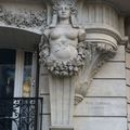 Cariatides en buste, 16 rue Bouchut / rue Barthélémy