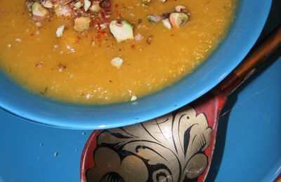 Un joli velouté au citron, à l'orange amère, au thym avec des légumes, du pimenton et des éclats de pistaches!