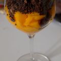 Crumble de mangue au chocolat noir et sésame