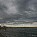 Le ciel est bas sur la plage...