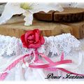 Jarretière blanc fuchsia en dentelle et fleur satin mariage