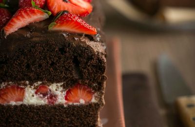 Cake gourmand chocolat et fraises.