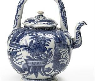 A Chinese blue and white 'kraak porselein' wine-pot and cover. Circa 1590-1625 