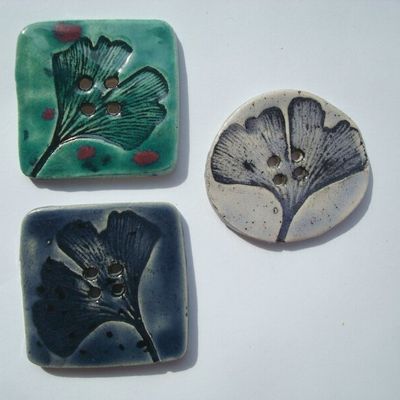 Grands boutons avec feuille de ginkgo