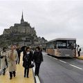 premières réactions de la mise en service des nouveaux parkings et navettes au Mont-Saint-Michel (50)