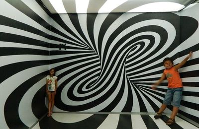 Sortie,découvertes, expériences: visite du musée des illusions...(Croatie)