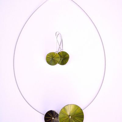 Collier Vénus double et dormeuses, ton vert olive