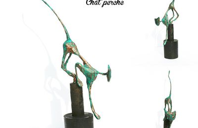 2 nouveaux chats, en papier bronze, l'un d'inspiration Giacometti