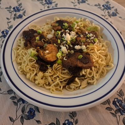 Nouilles chinoises aux épices et blancs de poulet au miel et à la sauce soja