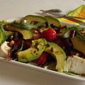 SALADE DE FRAISES ET D'AVOCATS AU CHEVRE, JEUNES POUSSES ET PISTACHES