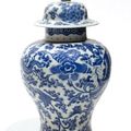 Potiches couvertes en porcelaine bleue sur fond blanc. Chine, XVIIIIème & XIXème siècle