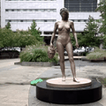 A New York, on dévoile la statue d’une femme tenant la tête d’un homme décapité