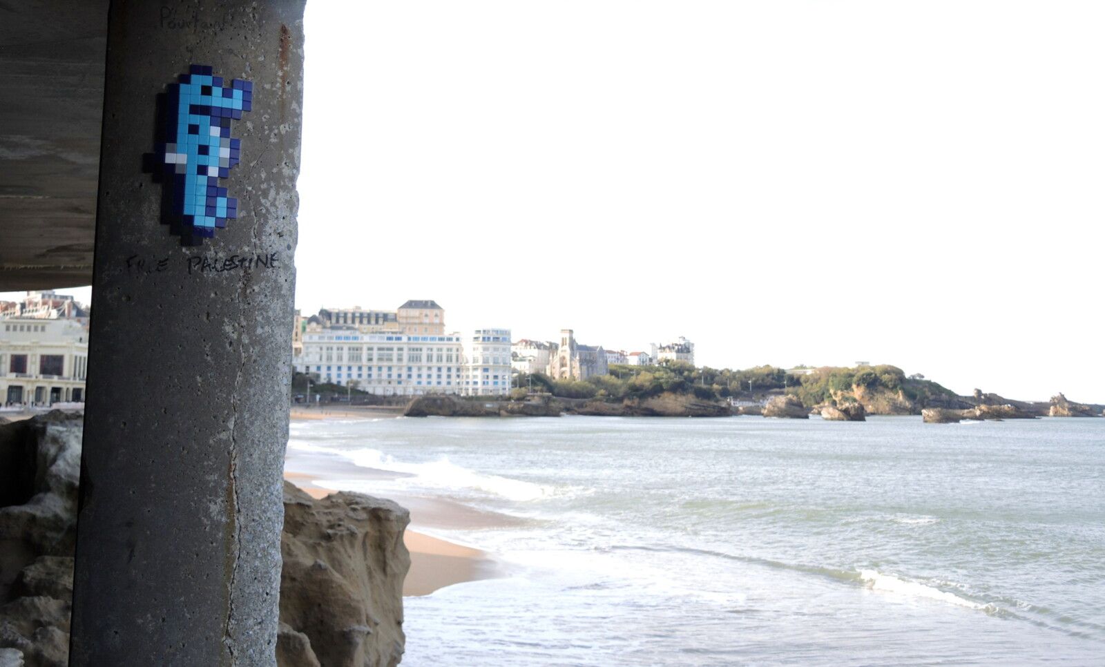 Biarritz, sous l'hôtel du Palais et Invader (64)