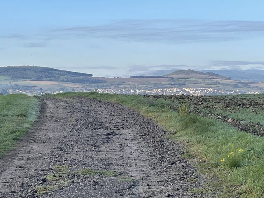 Vendredi 03 octobre 2025 sur un des balcons de ma ville  , en date du 29 sept 2025 et le vent était très froid , ça réveille de bon matin ... Je vous laisse contempler mon diaporama 