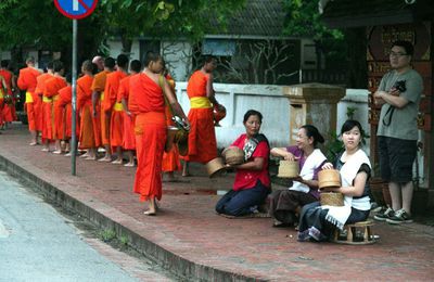 Luang Prabang : Le défilé des moines