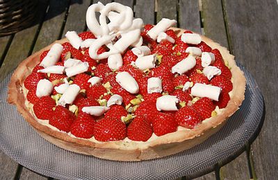 Tarte aux fraises crème pâtissière citron et éclat de pistaches et de meringues