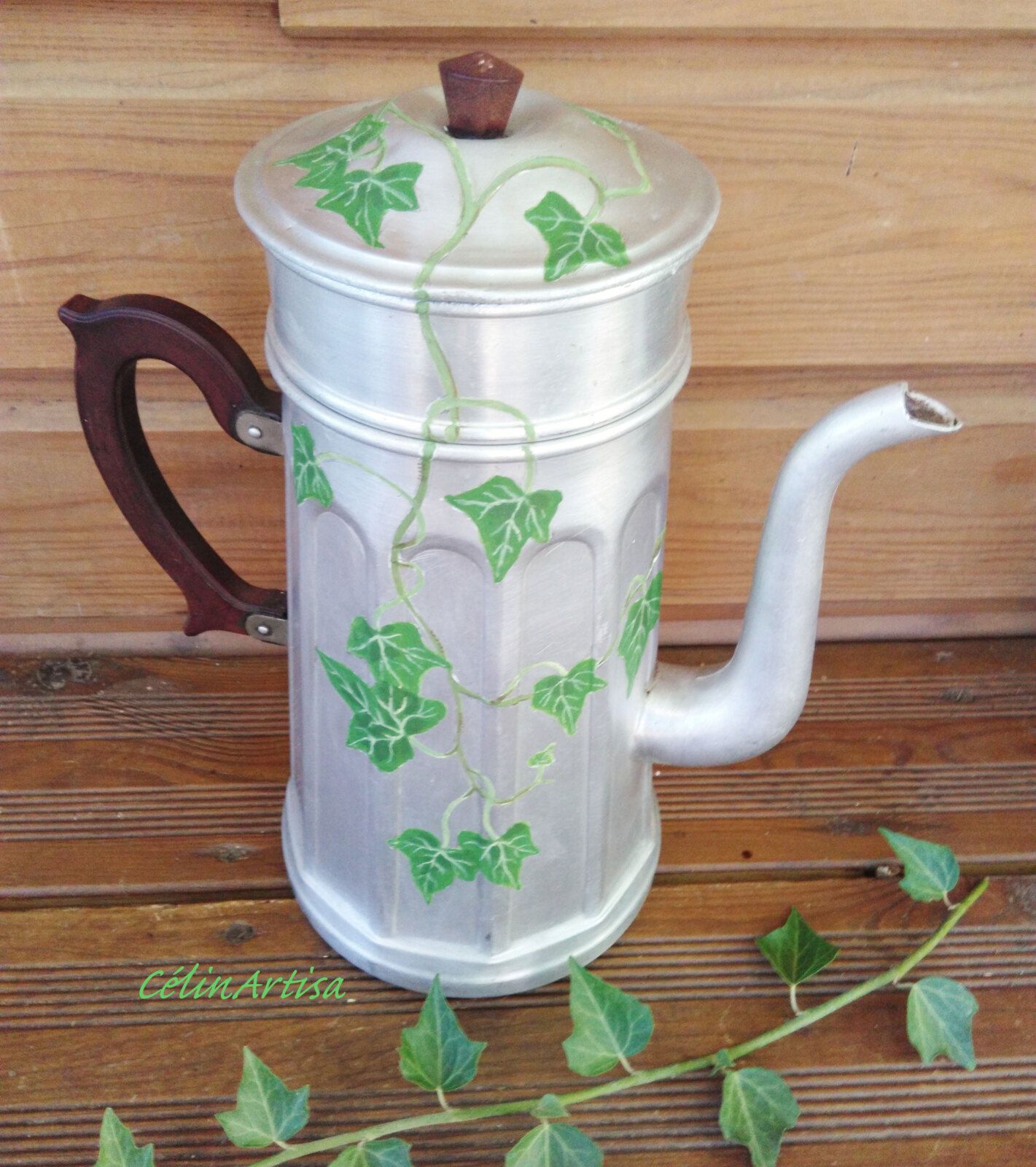ancienne cafetière alu customisée - acrylique - feuilles de lierre