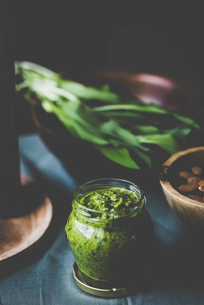 pesto, sans pignon, ail des ours, huile d'olive, amandes en poudre, noisettes en poudre, herbe sauvage, recette de printemps, rapide, facile