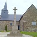 En haut du village, à la lisière des champs, la