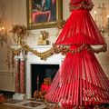 Déco de Noël : des décorations minimalistes et contemporaines dans des lieux historiques