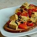 Tartine à la tomate et tofu aux herbes