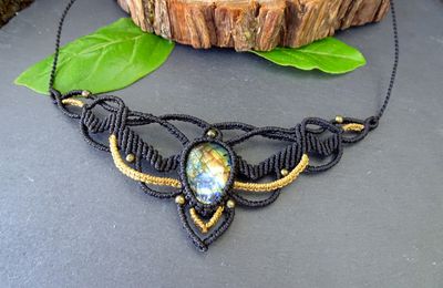 Labradorite - Collier plastron Micro-macramé noir festival Boho