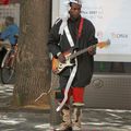 Le roi de la guitare sur le Parvis de Beaubourg