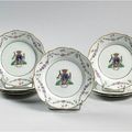 Chine - Compagnie des Indes. Suite de huit assieyttes armoriées à bord contourné en porcelaine. XVIIIe siècle 