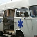 Une Wolkswagen Combi Ambulance de 1972