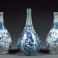 Trois vases piriformes légèrement côtelées, Arita, XVIIIe siècle