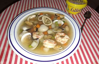 Soupe de fruits de mer et légumes variés