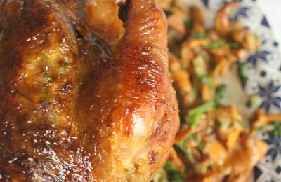 Poularde de Bresse farcie sous la peau avec un beurre d'herbes