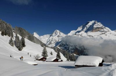 le petit hameau face à la Jungfrau 