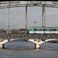 Passage du métro sur le Seine au Pont