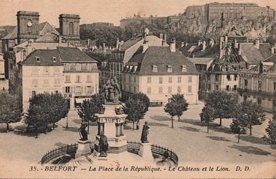 Quid de cette carte postale montrant la toiture incendiée d’un immeuble de la place de la République, à Belfort ?