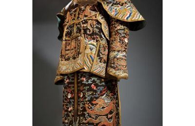 A magnificent and extremely rare kesi imperial suit of parade armour. Qing Dynasty, Qianlong period