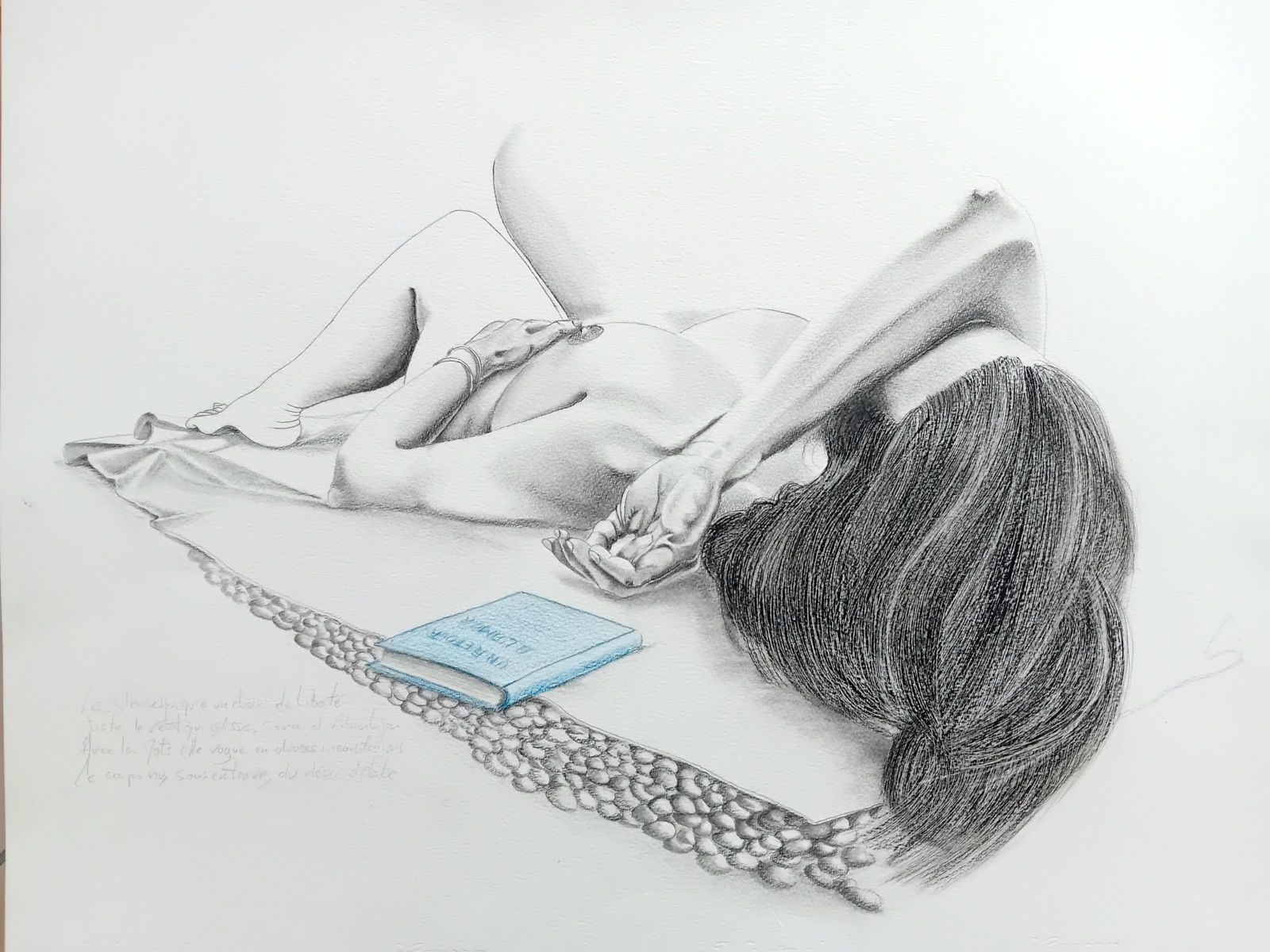 Baigneuse nue allongée sur une serviette. Un livre posé à côté d'elle. Elle se protège le visage du soleil d'un revers de main. 