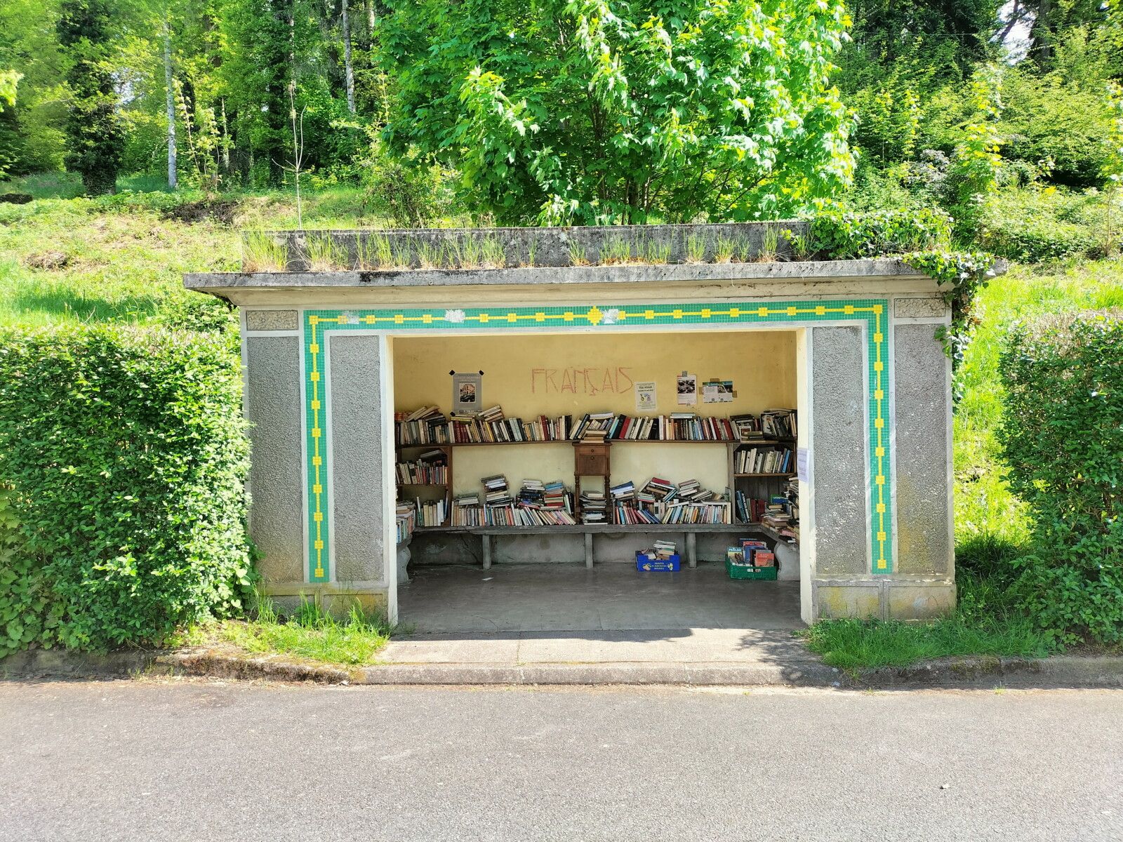 Saint-Honoré-les-Bains, arrêt de bus biblio (58)