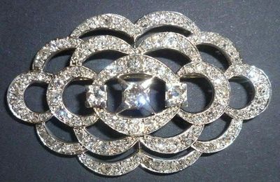Broche Art Deco à décor de camélias en or blanc et ornée de diamants tailles ancienne