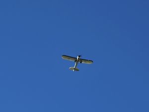 DÈCOLLAGE ET ÉVOLUTIONS DU PA18.