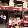 Père Fillon, Aux trois Cochons Lyon Rhône restaurant devanture vitrine jeu de mot humour photo